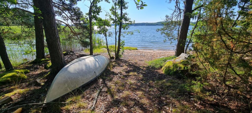 Aurinkoinen kesäpäivä rannalla