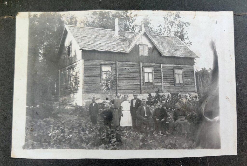 Kuva 1860 valmistuneesta hirsisestä päärakennuksesta