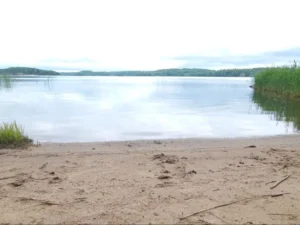 Hiekkaranta pilvisellä säällä